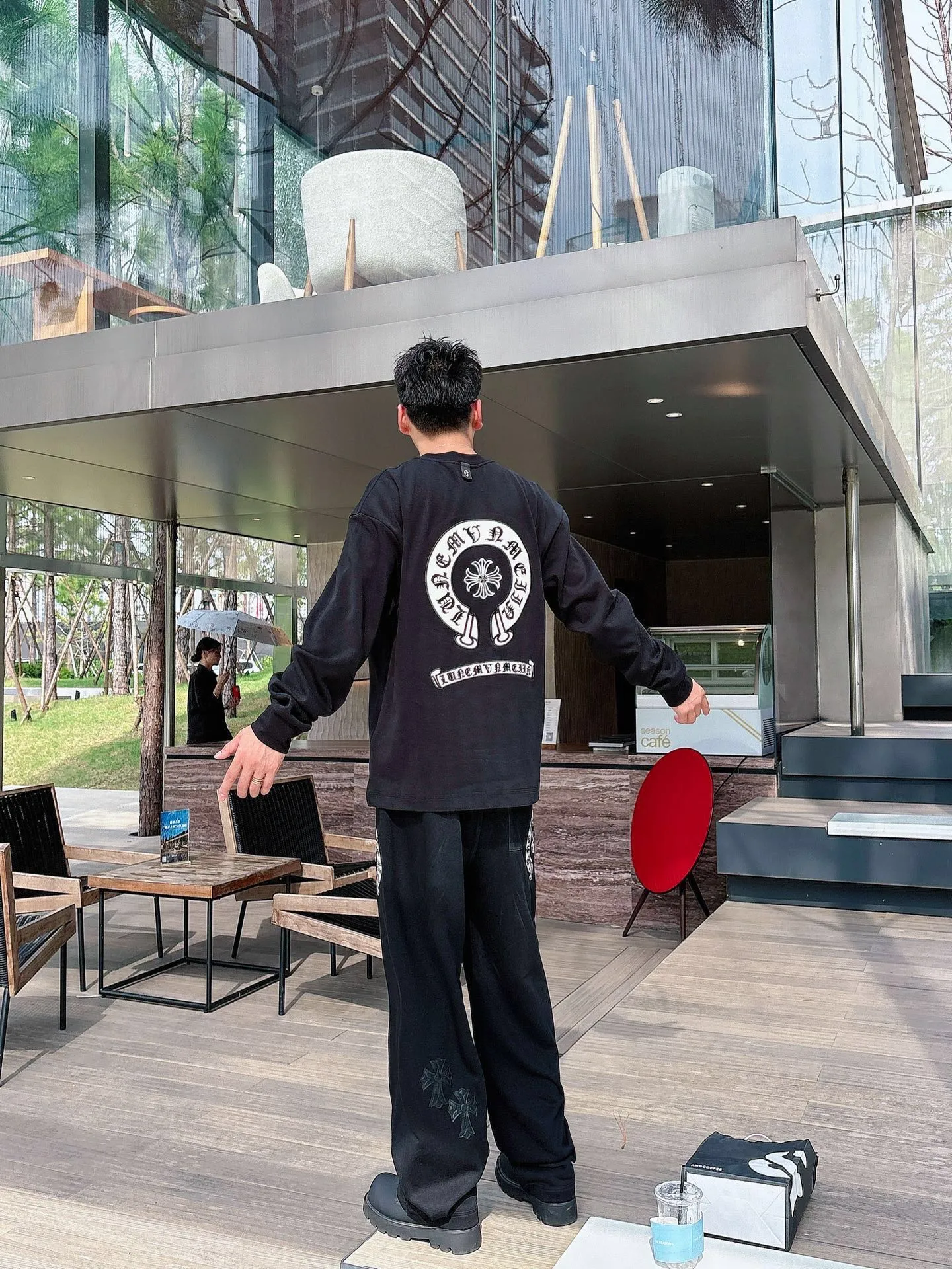 Clothes P 400💰 Pants P 426 💰ChromeHearts Chrome Heart Round Neck Long Sleeve Pursuit of quality and absolute guarantee of quality! Using double-sided cotton fabric, the texture is clearly visible, the texture is soft, delicate and smooth, and the customized three-dimensional embroidery and leather patchwork technology is full of drape! The workmanship is fine and the shoulder lines are smooth. All imported chain machines are used to make the shoulder rolling strips. It has a certain thickness and is not made of cheap material but has a shiny feel that is comfortable and not tight on the upper body. It is the most avant-garde street item that can be easily matched by both men and women!  Color: black white Size: m-3xl Style number: 3576➕3750